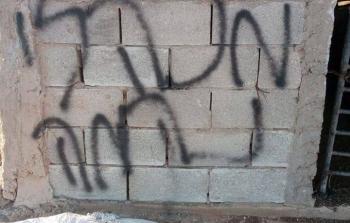 كتابات عنصرية خطها مستوطنون على جدران الفلسطينيين في مسافر يطا
