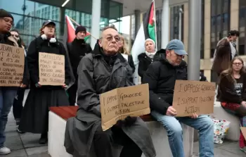 تجمّع لعدد من المحتجين يعارضون الإبادة الجماعية ويؤيدون 