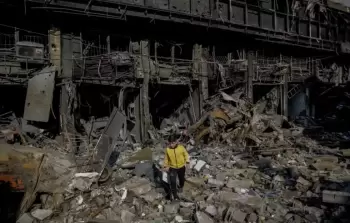 طفل من غزة بين ركام المنازل التي دمرها الاحتلال خلال حرب الإبادة الجماعية