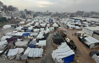 ظروف قاسية يعيشها النازحون داخل الخيام جراء المنخفض الجوي