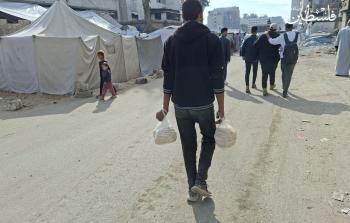 صار الحصول على ربطة خبز معركة صامتة تخوضها العائلات كل صباح في غزة