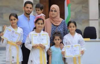 الشاعرة منى شمالي وزوجها الحكيم فهيم حسنين وبناتهما الخمس