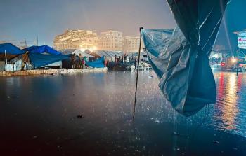 ظروف قاسية يعيشها النازحون داخل الخيام جراء تساقط الأمطار