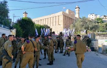 تجمع عسكري لجنود من جيش الاحتلال في باحات المسجد الإبراهيمي