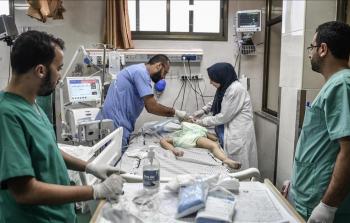 أطباء في غزة يحاولون إنقاذ طفل مصاب في غزة