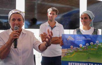 دانييلا فايس تستعرض خريطة المخطط الهندسي للاستيطان في شمال قطاع غزة