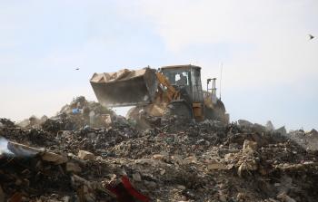 النفايات تُغرق غزة وتحذيرات من كارثة صحية وبيئية