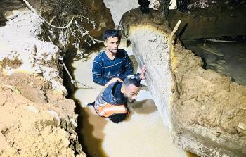 عناصر من الدفاع المدني خلال عمليات البحث عن الطفل المفقود