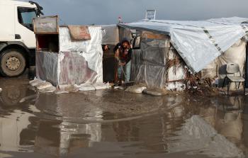 غرق خيام النازحين وسط ظروف إنسانية قاسية في غزة