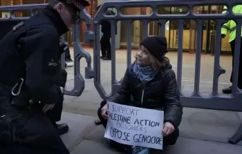 انتشرت على شبكات التواصل الاجتماعي صور للناشطة السويدية غريتا تونبرغ وهي جالسة على الأرض تحمل لافتتها الاحتجاجية