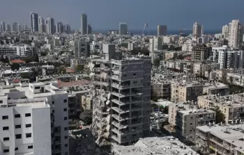 مبان متضررة بعد سقوط صواريخ باليستية إيرانية على 