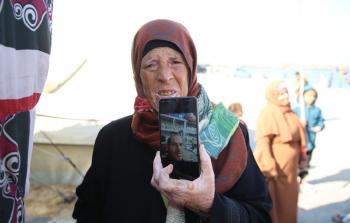 السيدة انشراح مهرة لا تزال تبحث عن ابنها وسط ركام الحرب