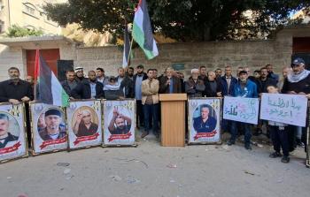 وقفة غضب أمام الصليب الأحمر.. نداء شعبي لوقف الانتهاكات بحق الأسرى