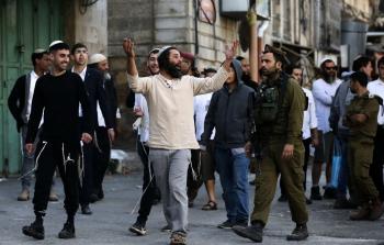 مستوطنون يؤدون حركات استفزازية في شوارع القدس