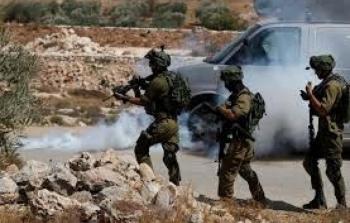 جنود الاحتلال يطلقون الرصاص تجاه الشبان خلال اعتداءاتهم المتواصلة في الضفة