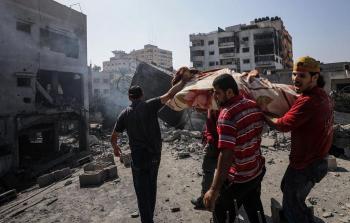 مواطنون يحملون جثمان شهيد ارتقى في قصف الاحتلال على غزة