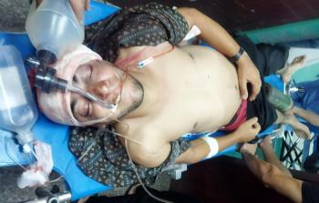 الشاب محمد ديب أصيب برأسه إصابة بالغة أفضت إلى شلل في جانبه الأيمن