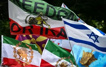 علم إيران قبل الثورة يتكون من 3 ألوان أفقية مع رمزي الأسد والشمس.