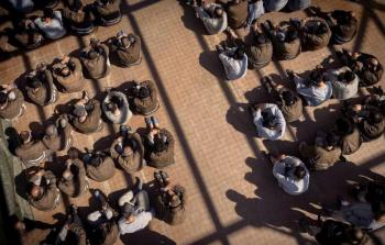 صورة من الأرشيف لأسرى قطاع غزة في سجون الاحتلال ومعتقلاته