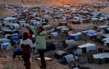 ظروف قاسية يعيشها النازحون داخل خيامهم جراء الأمطار والرياح (تصوير: وكالات)