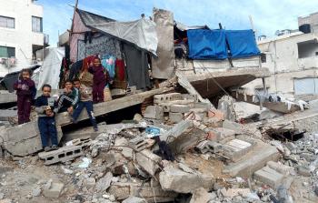 خيمة للنازحين فوق أنقاض المنازل التي دمرها الاحتلال خلال حرب الإبادة الجماعية