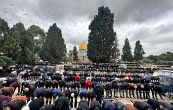 مصلون يؤدون صلاة الجمعة في المسجد الأقصى (تصوير: وكالات)