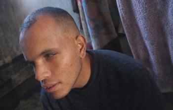 الشاب عبد الرحمن عواجة الذي فقد عينه جراء قصف الاحتلال على غزة (تصوير: فلسطين أون لاين)