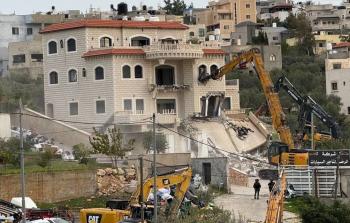توثيق عملية هدم منزل في بلدة شقبا غربي رام الله (تصوير: وكالات)