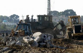 جرافات إسرائيلية ومصرية خلال أعمال حفر في رفح جنوبي قطاع غزة