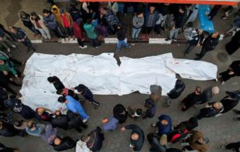 أهالي غزة يودعون أبناءهم الشهداء الذين ارتقوا في قصف الاحتلال على غزة (تصوير: وكالات)