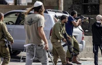 مستوطنون بحماية قوات الاحتلال يهاجمون الفلسطينيين