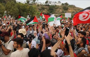 المشاركون في الوقفة رفعوا لافتات تندد بالانتهاكات الإسرائيلية بحق الأسرى في سجون الاحتلال