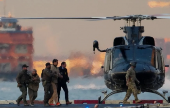 مادورو وزوجته أثناء اعتقالهما في كراكاس خلال عملية عسكرية أميركية (رويترز)