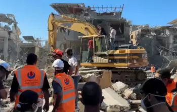 طواقم الدفاع المدني خلال إزالة أخطار مباني آيلة للسقوط بغزة