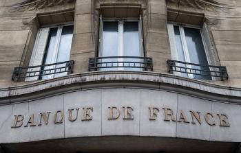 حاكم بنك فرنسا يحذر من أن البلاد معرضة لخطر الإفلاس