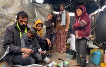 ظروف قاسية يعيشها النازحون داخل الخيام جراء المنخفضات الجوية ونقص العلاج