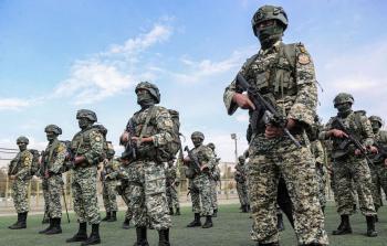 أفراد من الجيش الإيراني يشاركون في مناورة عسكرية في شمال شرق إيران (أرشيف)