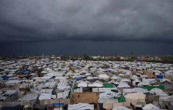 ظروف قاسية يعيشها النازحون داخل الخيام جراء تساقط الأمطار