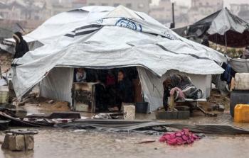 ظروف قاسية يعيشها النازحون داخل الخيام جراء البرد الشديد (تصوير: وكالات)