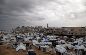 تطاير خيام النازحين في غزة جراء الرياح الشديدة