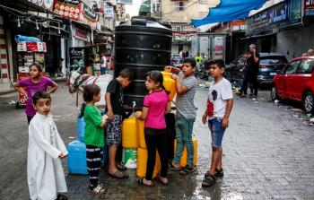 أطفال من غزة يصطفون للحصول على القليل من مياه الشرب (وكالات)