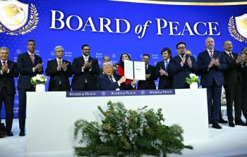 لحظة توقيع الرئيس الأميركي دونالد ترمب الميثاق التأسيسي لإطلاق لمجلس السلام العالمي بحضور قادة ومسؤولين دوليين (رويترز)