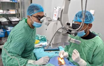 إجراء عملية بإمكانيات بسيطة في مستشفى العيون غربي مدينة غزة