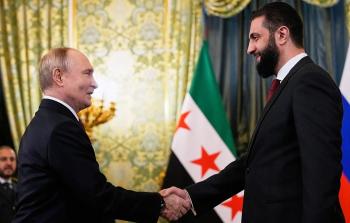 الرئيس السوري أحمد الشرع يصافح الرئيس الروسي فلاديمير بوتين (وكالات)