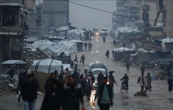 ظروف قاسية يعيشها النازحون داخل الخيام جراء المنخفض الجوي (أرشيفية)