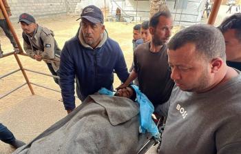 عائلة الشهيد أحمد بربخ في مجمع ناصر الطبي (تصوير: فلسطين أون لاين)