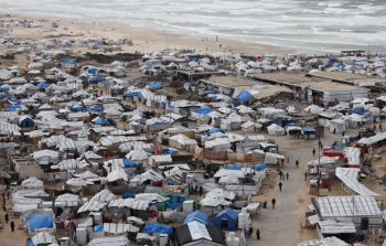 انتشار الخيام قرب ساحل مدينة غزة أواخر ديسمبر/كانون الأول، في ظل ظروف شتوية قاسية تصوير: أناضولو / غيتي إيمجز