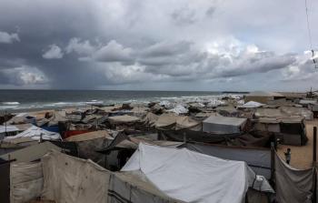 ظروف قاسية يعيشها النازحون داخل الخيام جراء تساقط الأمطار (أرشيفية)