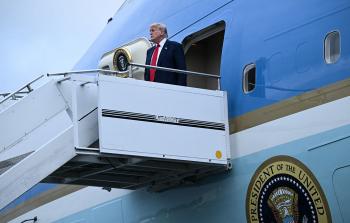 الرئيس الأمريكي دونالد ترامب على متن طائرته (تصوير: وكالات)