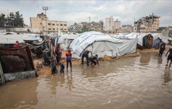غرق خيام النازحين في غزة جراء تساقط الأمطار، وسط ظروف إنسانية صعبة